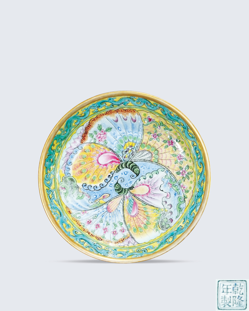 清 外珊瑚红描金内粉彩蝶恋花纹盘